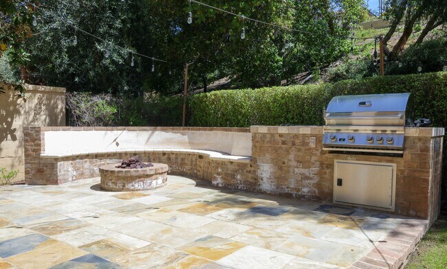 Building Photo - SPECTACULAR GATED HOME IN CATANIA COMMUNIT...