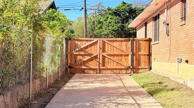 Building Photo - 1560 Danube Dr