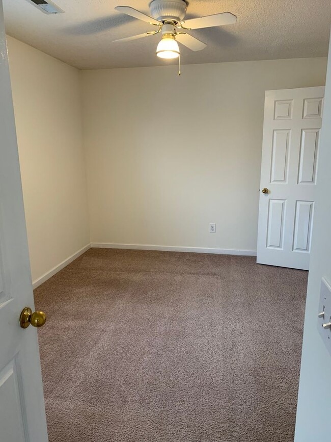 Building Photo - 125 Springwood Ln