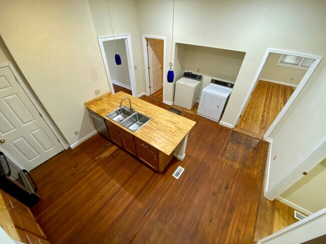 Building Photo - JUST REDUCED!  Olympia