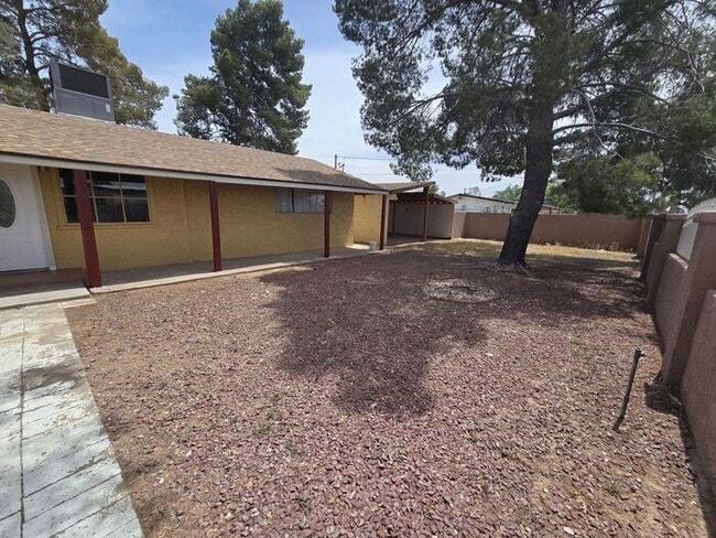 Building Photo - Spacious 3bd/1ba in a HUGE GATED Property!
