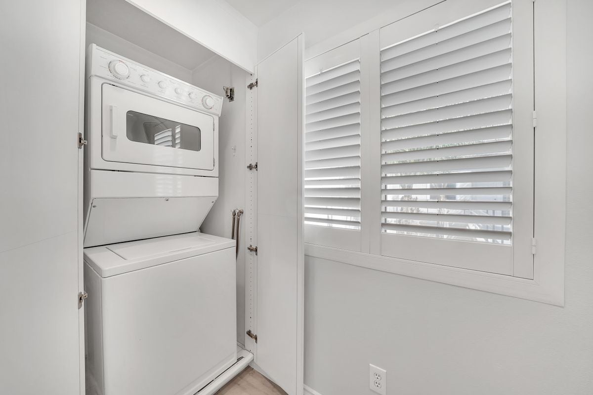 Building Photo - 2233 Martin, 405