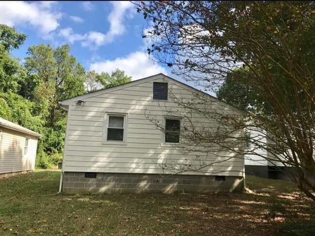 Building Photo - 3 bedroom house on quiet dead end! All ele...