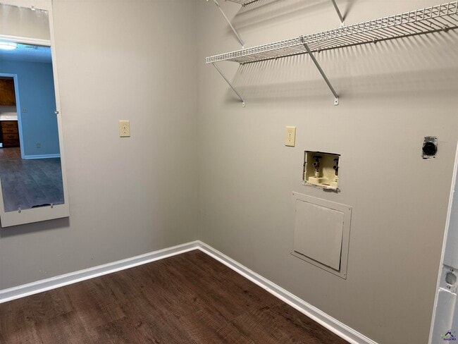 Building Photo - 118 S Springs Dr