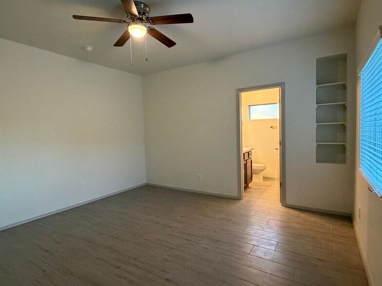 Building Photo - 1528 E Grovers Ave