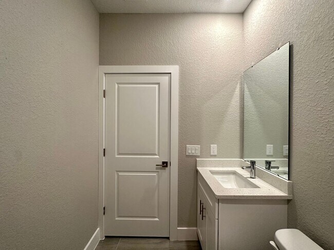 Building Photo - Brand New Modern Duplex !