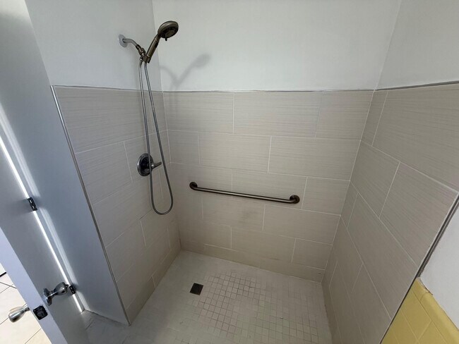 Building Photo - 6805 NW 75th Dr