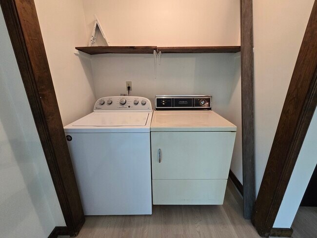 Building Photo - 6308 Lakeshore Dr