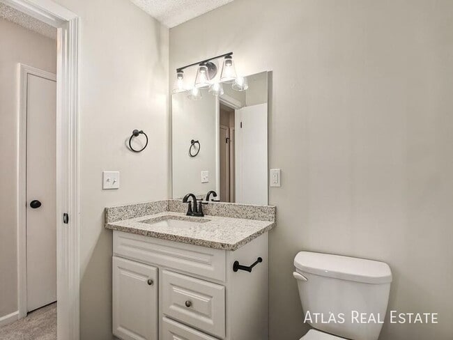 Building Photo - 1633 W Prairie St