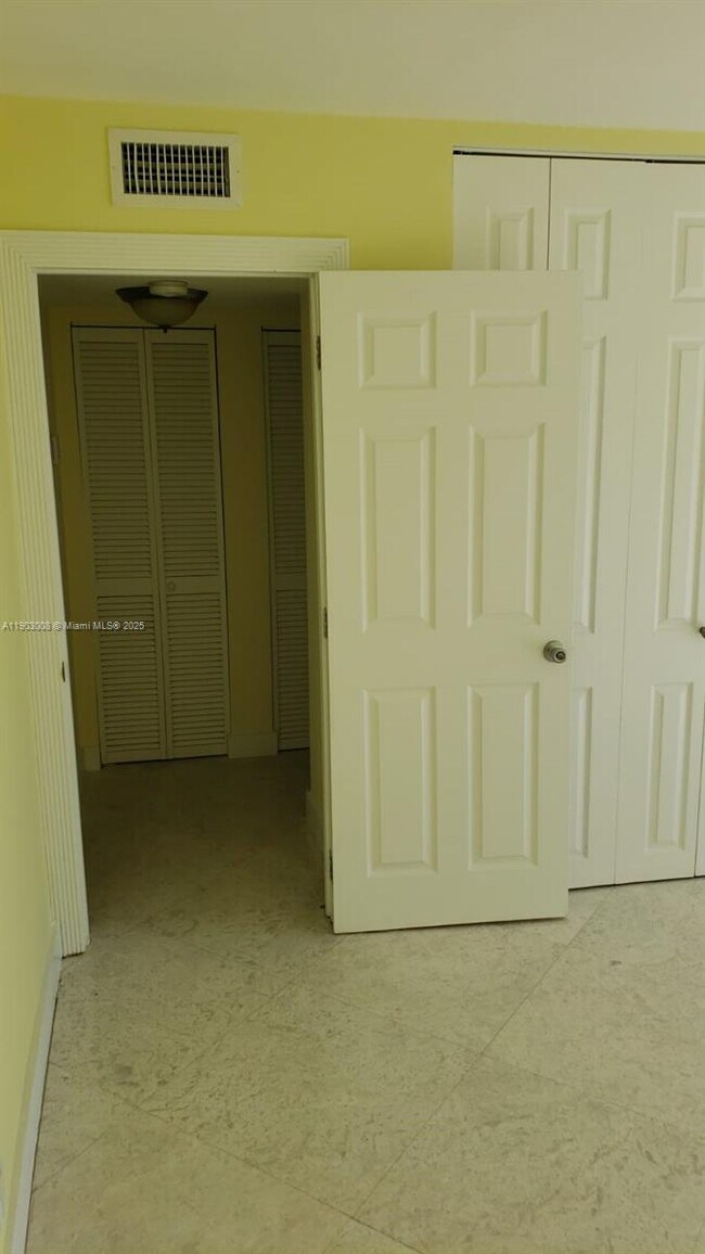 Building Photo - 1100 NE 1st Ct