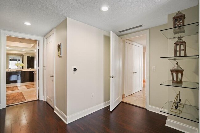 Building Photo - 715 Bayshore Dr