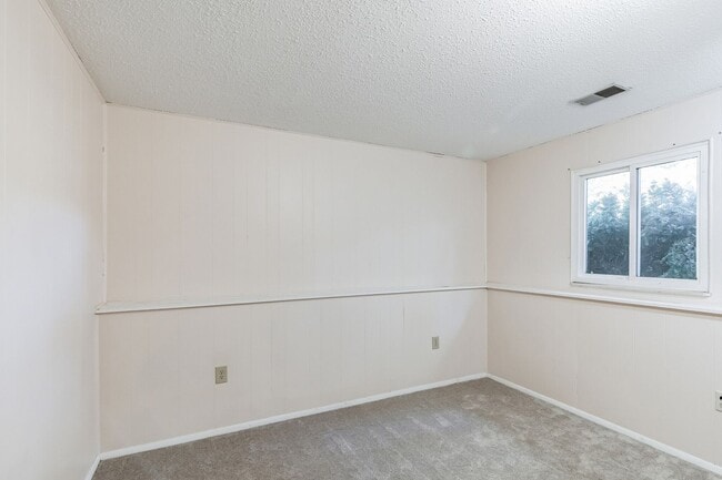 Building Photo - Bright and spacious 4Bd/2.5Bth haven located in a peaceful cul-de-sac!