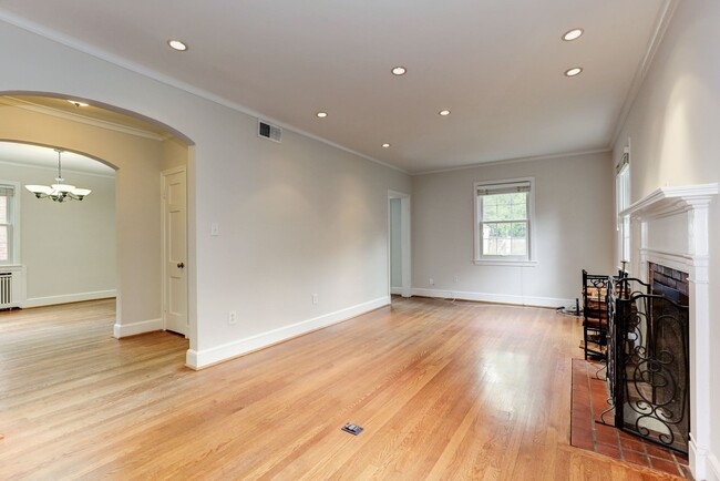 Building Photo - 3 Bed 2 Bath - American University Park Co...