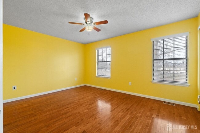 Building Photo - 13 Pear Tree Ln