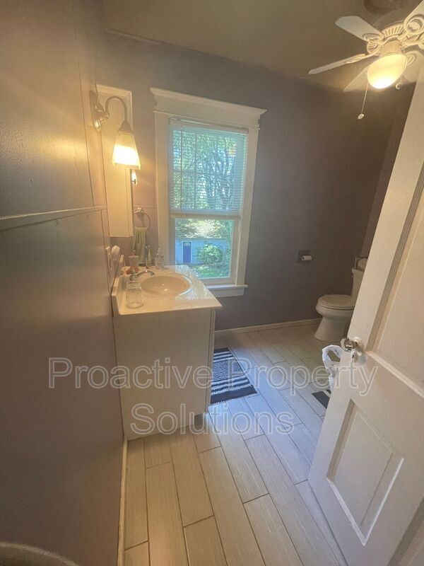 Building Photo - 528 Lindbergh Avenue
