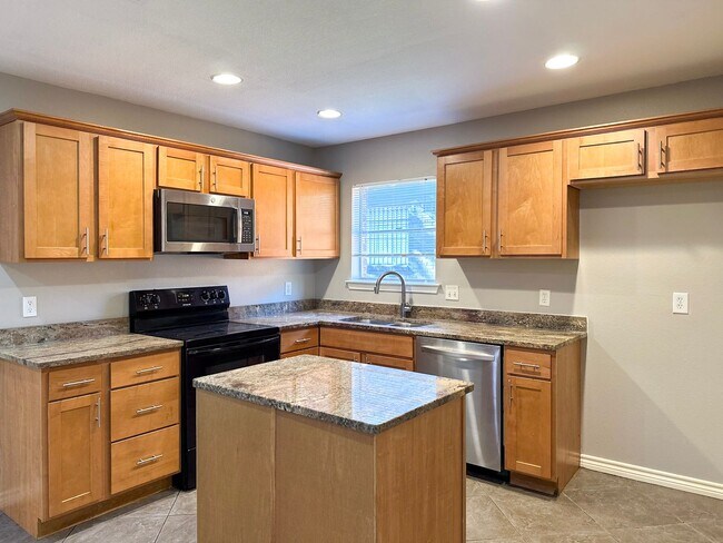 Building Photo - 4 Bedroom / 2 Bath / 2 Car Garage