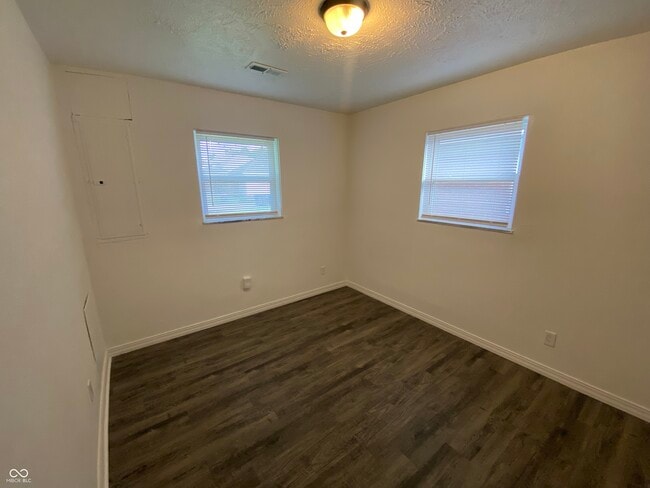 Building Photo - 621 N Oxford St