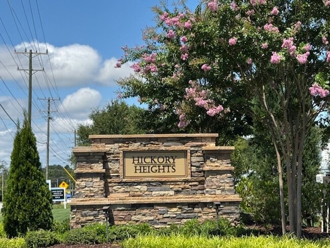 Building Photo - Move In Ready - 3 Bedrooms, 2.5 Baths. Hic...