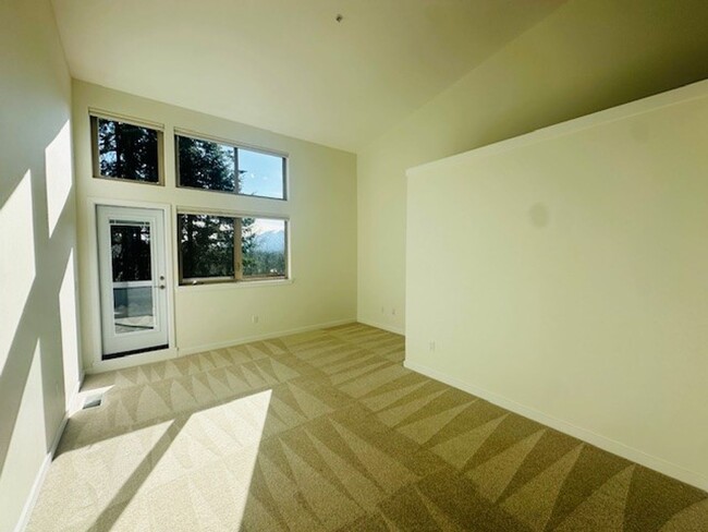 Building Photo - 3bd/2.5ba Issaquah Townhome