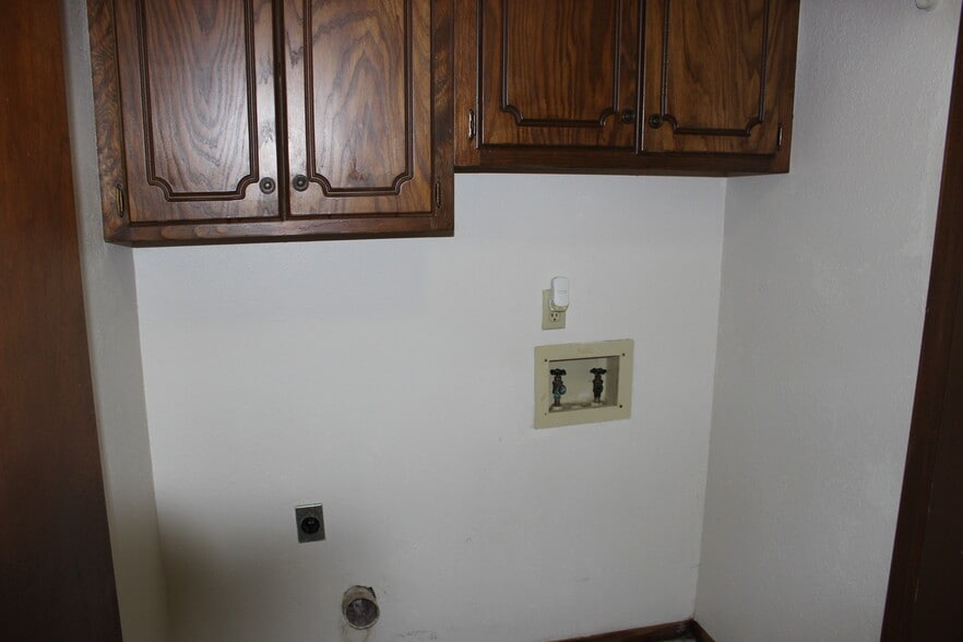 Laundry Room - 908 Acacia Cir