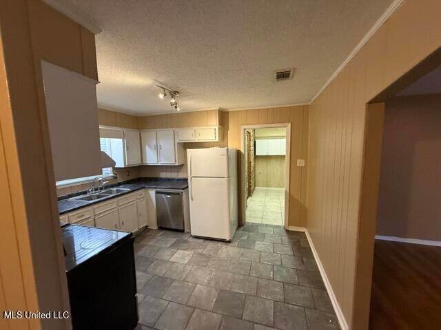 Building Photo - 320 Springdale Cir