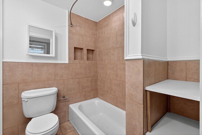 Building Photo - 319 Monmouth St