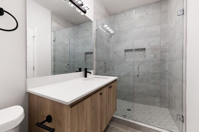 Building Photo - 404 N Alexandrite Ave