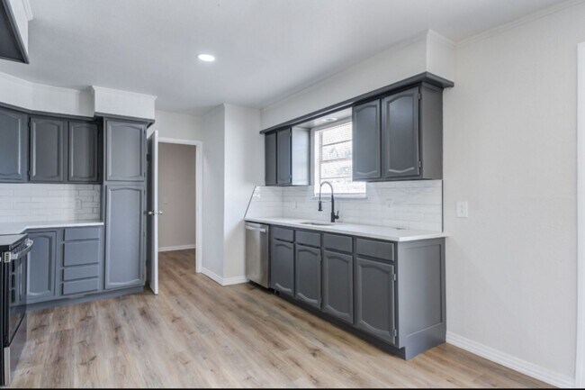 Building Photo - Newly remodeled 3 bad 2 bath near South Lo...