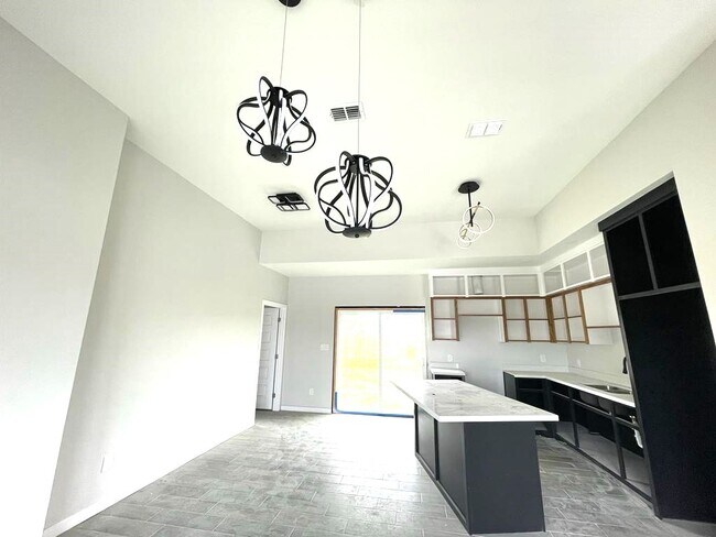 Building Photo - 2302 San Pascual St