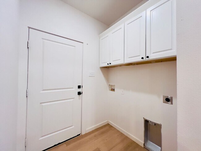 Building Photo - 5813 Urbana Pl
