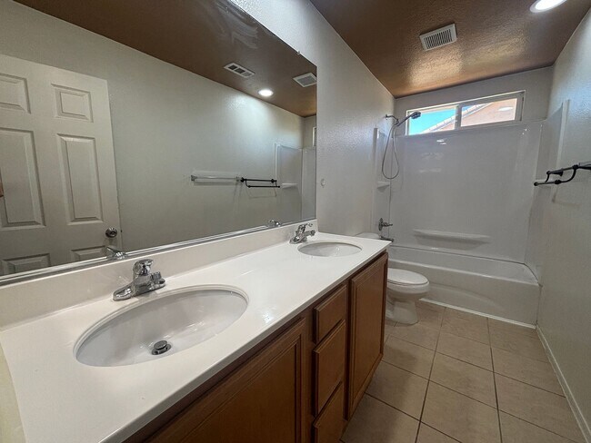 Building Photo - 44321 Sunmist Ct