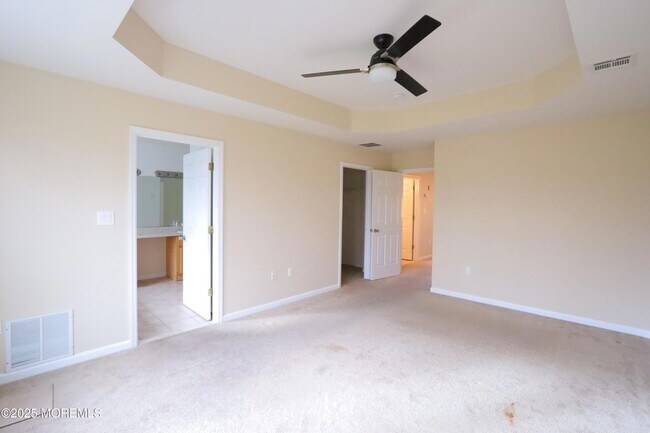 Building Photo - 100 Pine St