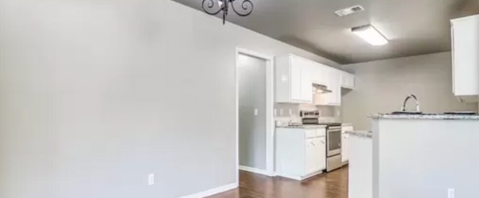 Building Photo - 2066 Bentwood Dr
