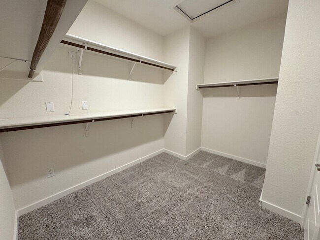 Building Photo - East El Paso 4 bed 2 Bath Refrig A/C!