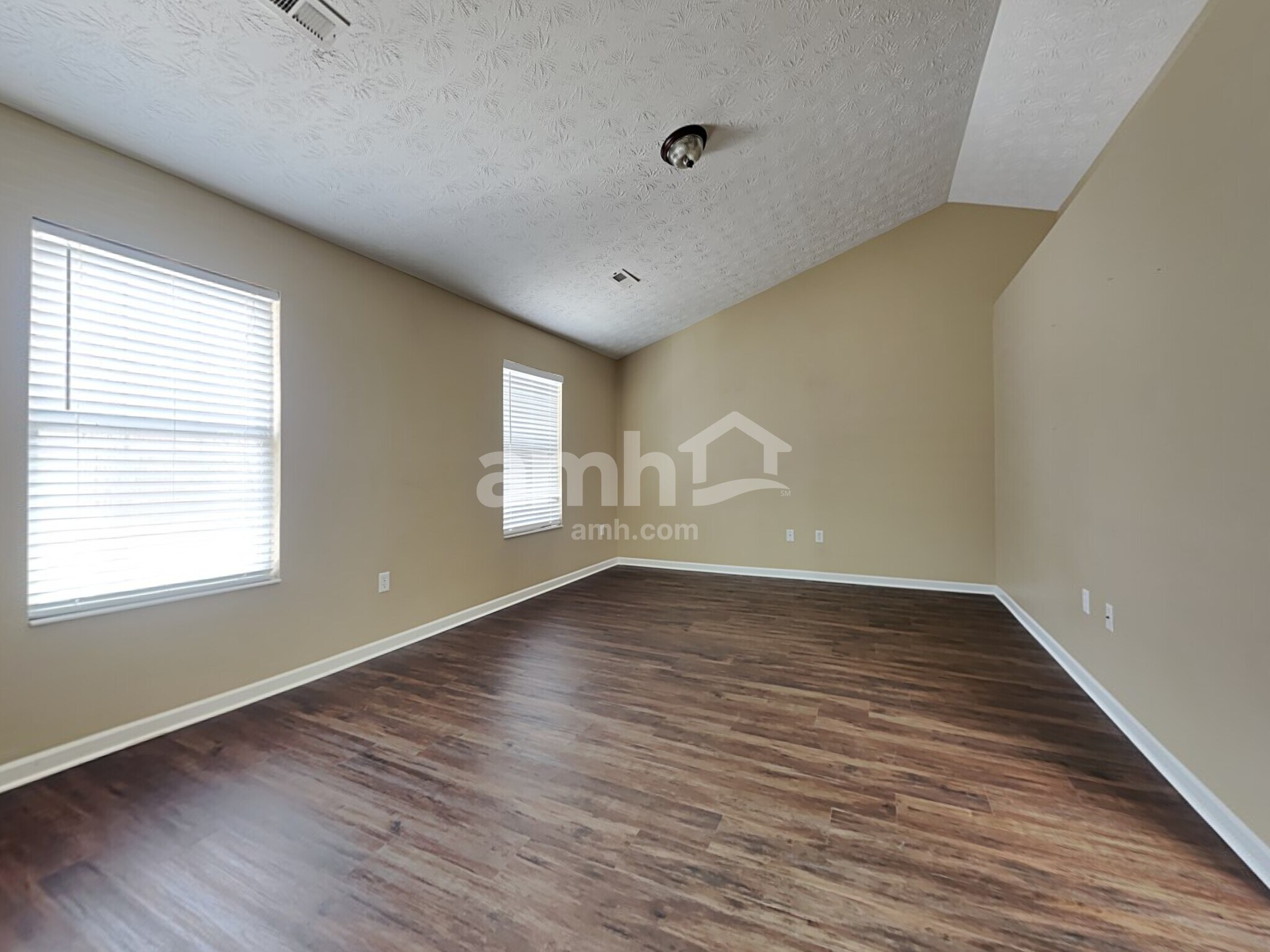 Building Photo - 5263 Summerset Dr