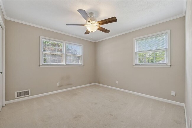 Building Photo - 345 Meadow Dr