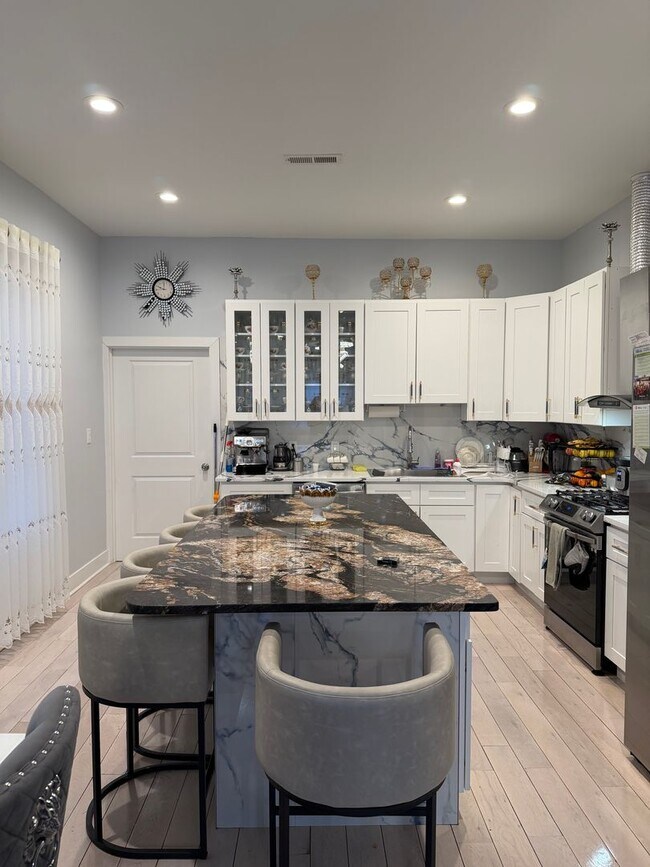 Building Photo - Move-In Ready 4BR Home in the Heart of Port Richmond!