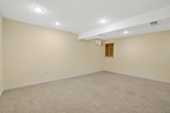 Building Photo - 94 Oak Ridge Dr