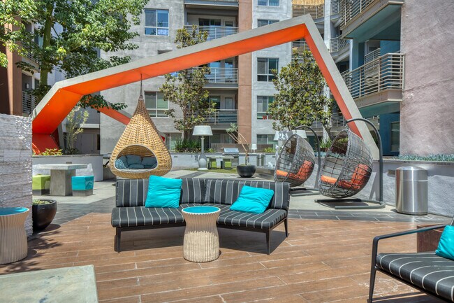 Building Photo - 200 S Los Angeles St