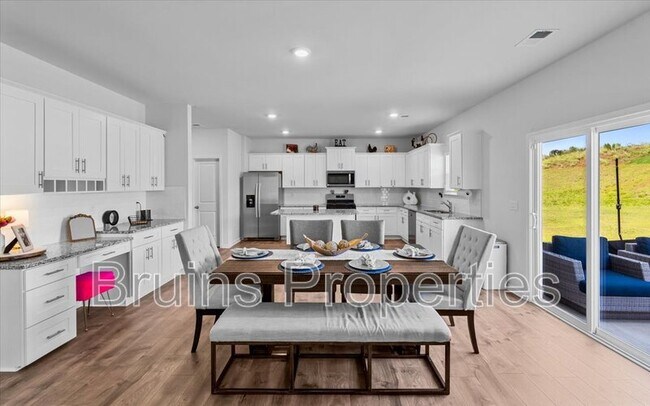 Building Photo - 349 Willowbrooke Way