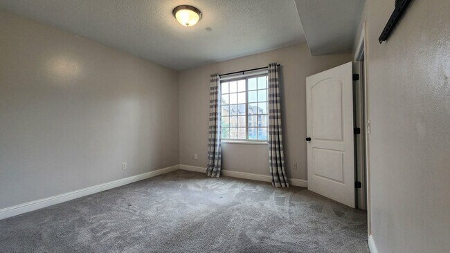 Building Photo - Large Renovated Orem Condo for Rent