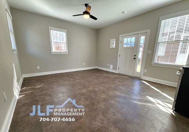 Building Photo - Cute Studio Apartment in Salisbury!