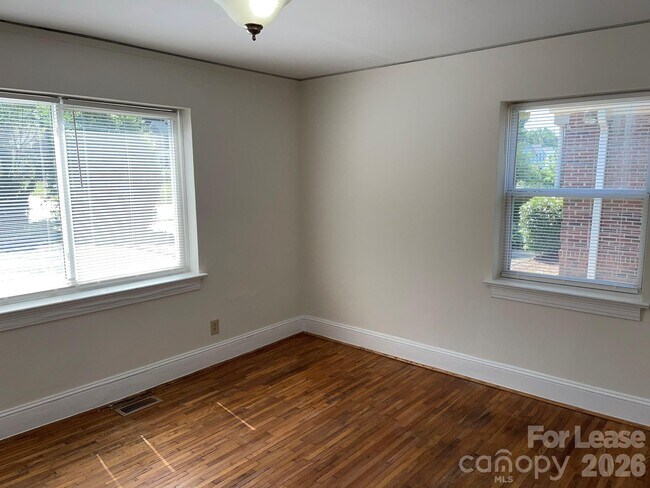 Building Photo - 1308 S Kings Dr