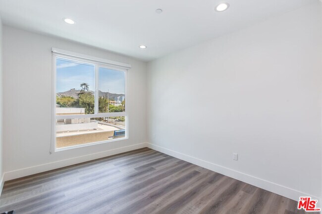 Building Photo - 857 Hayworth Ave