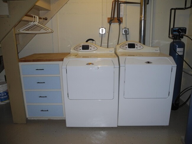 Laundry in Basement - 946 W Shore Dr