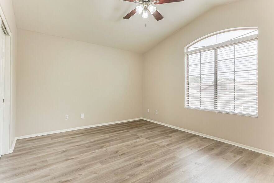 Building Photo - 8802 E University Dr