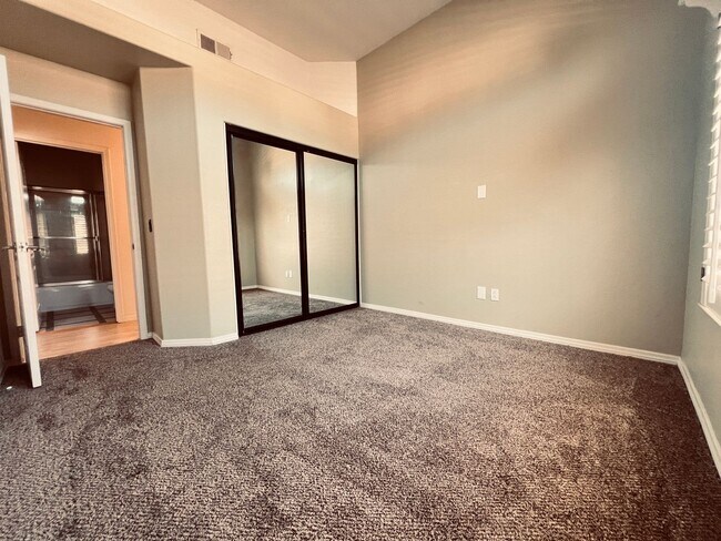 Building Photo - 2 Bedroom 2 Bathroom Condo in Carmel Mountain!