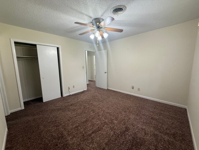 Building Photo - 1121 Woodside Dr