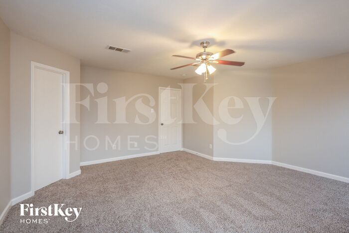 Building Photo - 5505 Camarillo Dr