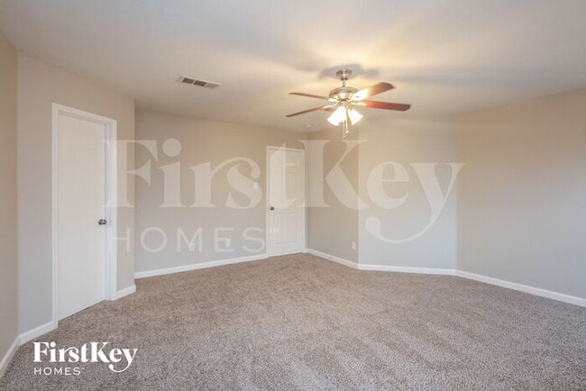 Building Photo - 5505 Camarillo Dr